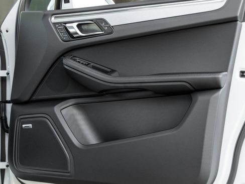 Certified 2026 Porsche Macan AWD/4WD image 43