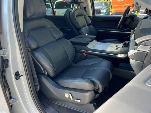 New 2025 Lincoln Navigator L Reserve image 7