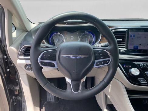 Used 2023 Chrysler Pacifica Limited FWD image 19