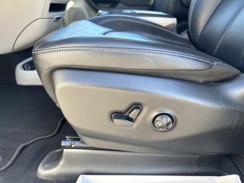 Used 2024 Chrysler Pacifica Touring-L image 10