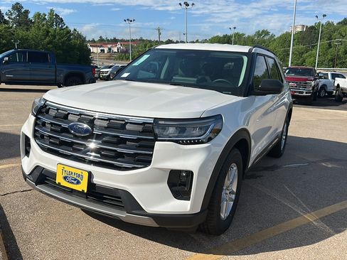 New 2026 Ford Explorer Active w/ Active Comfort Package RWD image 3