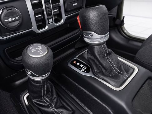 Used 2024 Jeep Wrangler Unlimited Sahara image 21