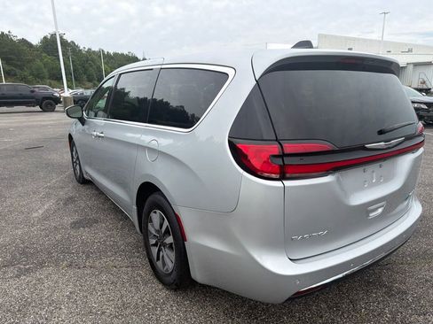 Used 2023 Chrysler Pacifica Touring-L FWD image 4