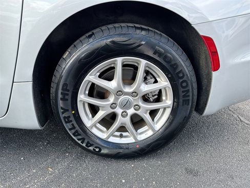 Used 2024 Chrysler Pacifica Touring-L image 26