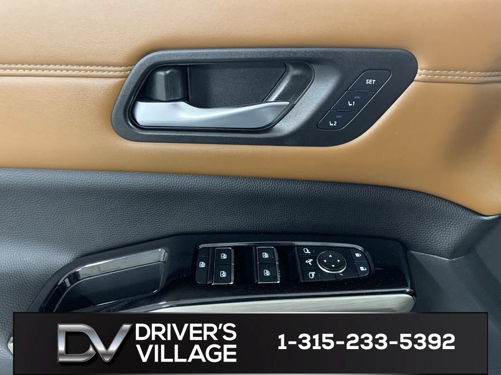 Used 2023 Nissan Pathfinder Platinum w/ Cargo Package AWD/4WD image 11