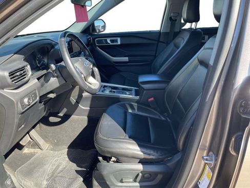 Used 2021 Ford Explorer XLT w/ Equipment Group 202A image 9