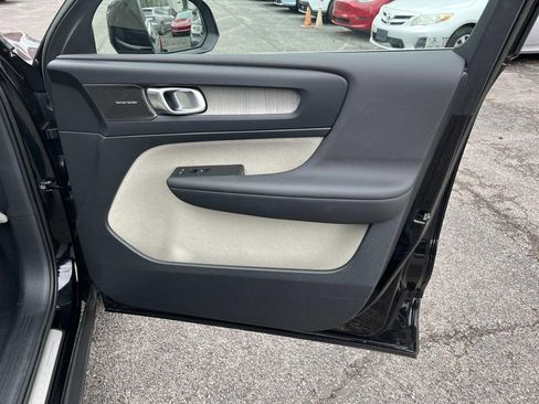 Used 2023 Volvo XC40 B5 Plus image 22