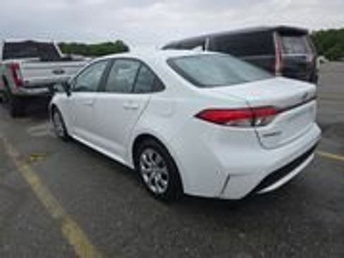 Used 2022 Toyota Corolla LE FWD image 3