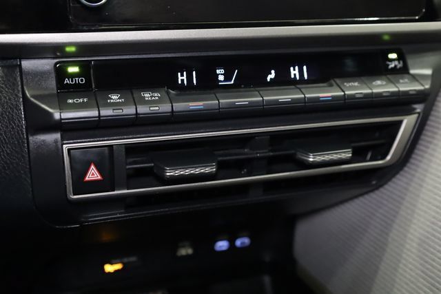 Used 2025 Toyota Camry SE w/ Convenience Package FWD image 23