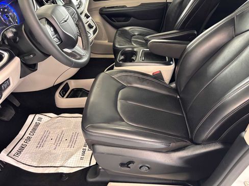 Used 2023 Chrysler Pacifica Touring-L FWD image 18