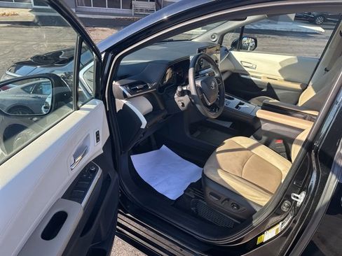 Used 2022 Toyota Sienna Limited image 15