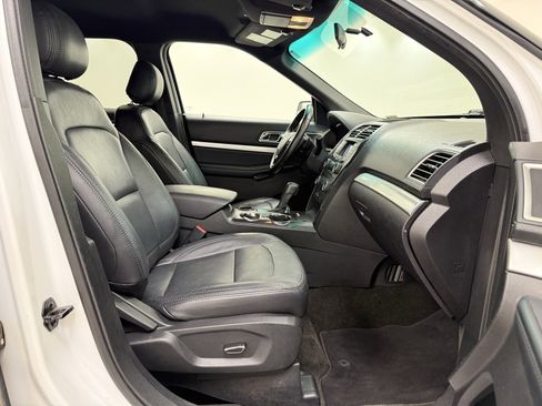 Used 2017 Ford Explorer XLT image 24