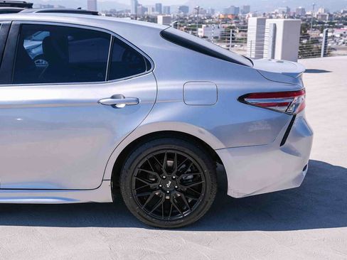 Used 2018 Toyota Camry SE w/ Moonroof Package FWD image 8