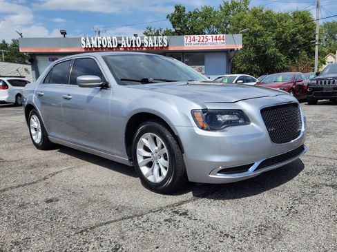 Used 2015 Chrysler 300 Limited RWD image 9