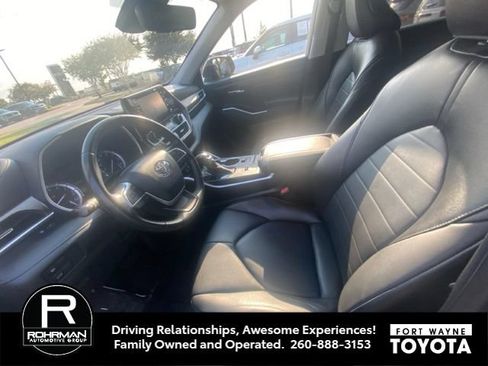 Used 2022 Toyota Highlander XLE FWD image 6