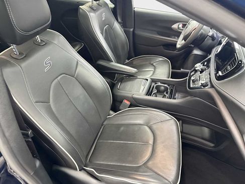 Used 2025 Chrysler Pacifica Limited FWD image 26