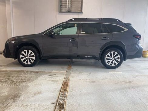 Used 2024 Subaru Outback Premium image 9