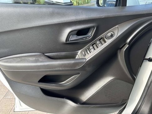 Used 2019 Chevrolet Trax LT w/ LT Convenience Package image 9