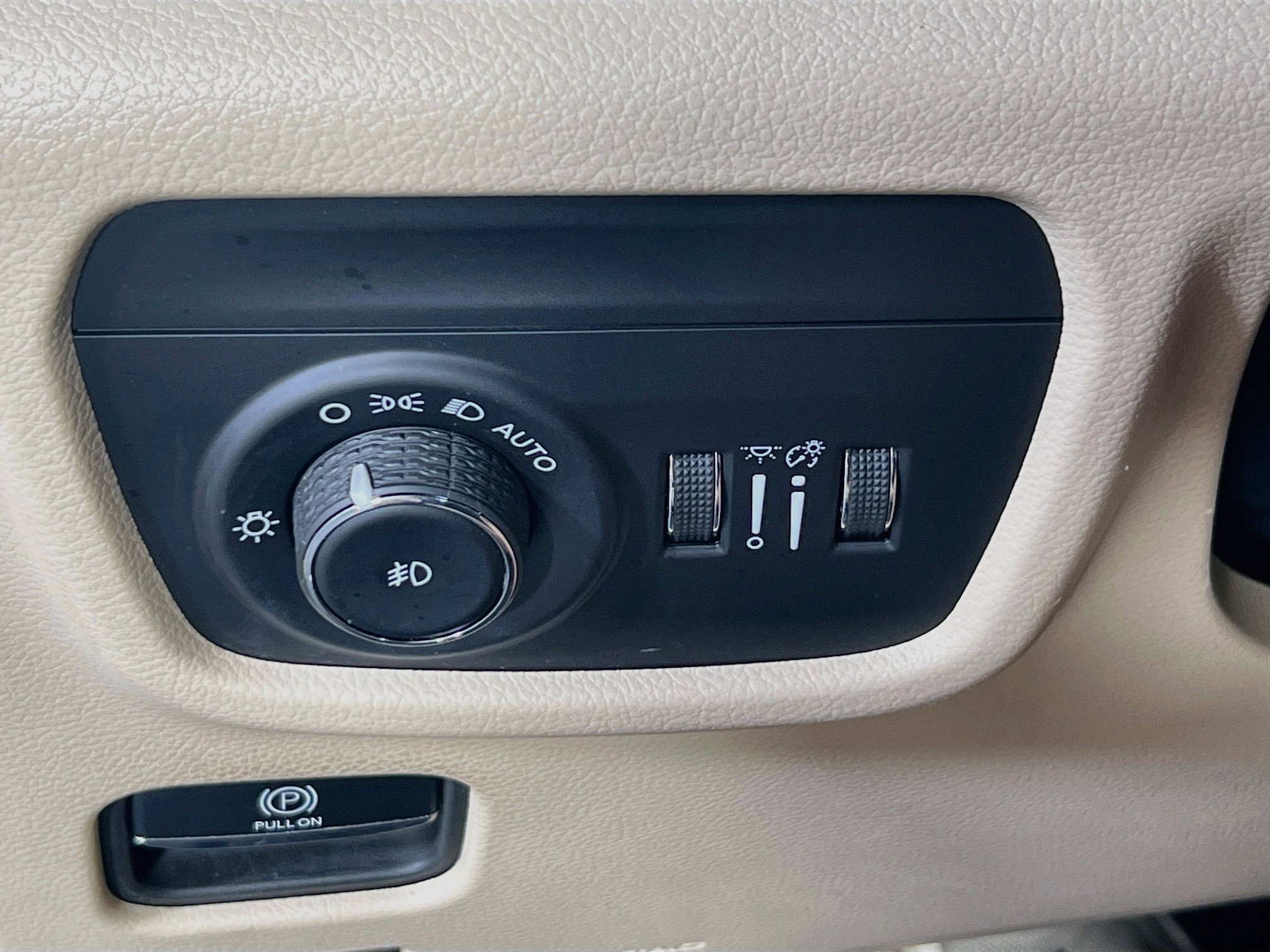 Used 2023 Jeep Grand Cherokee Limited w/ Luxury Tech Group II AWD/4WD image 10