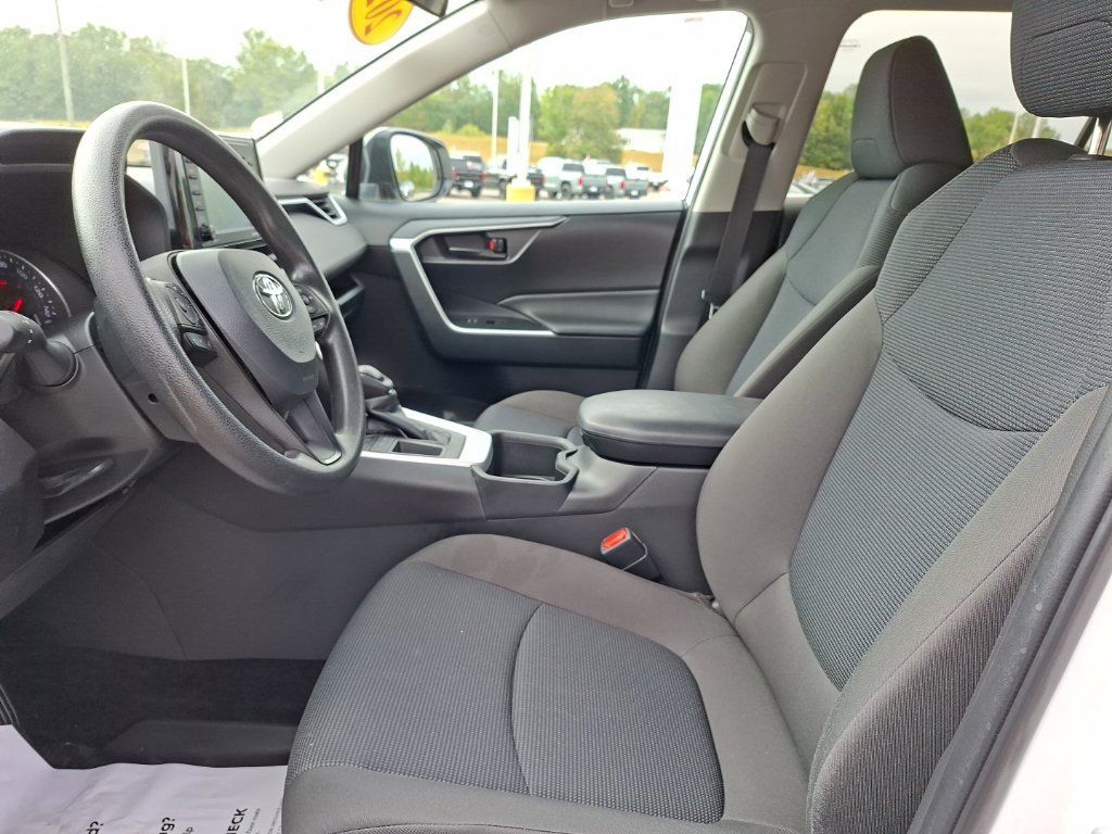 Used 2022 Toyota RAV4 LE FWD image 15