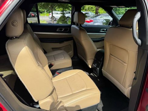 Used 2017 Ford Explorer XLT w/ Equipment Group 202A AWD/4WD image 13