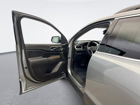 Used 2023 GMC Acadia SLE w/ Driver Convenience Package image 9