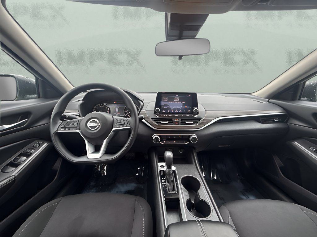 Used 2025 Nissan Altima 2.5 SV FWD image 12