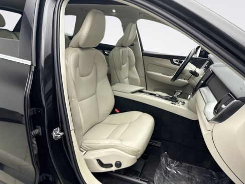 Used 2019 Volvo XC60 T5 Momentum w/ Premium Package image 16