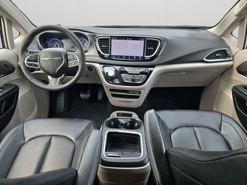 Used 2024 Chrysler Pacifica Touring-L FWD image 15