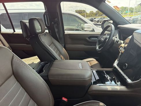 Used 2025 GMC Yukon Denali Ultimate AWD/4WD image 6