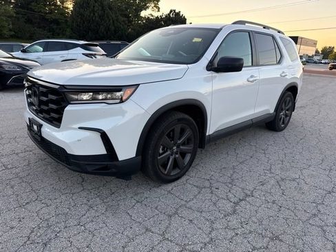 Used 2024 Honda Pilot Sport image 3
