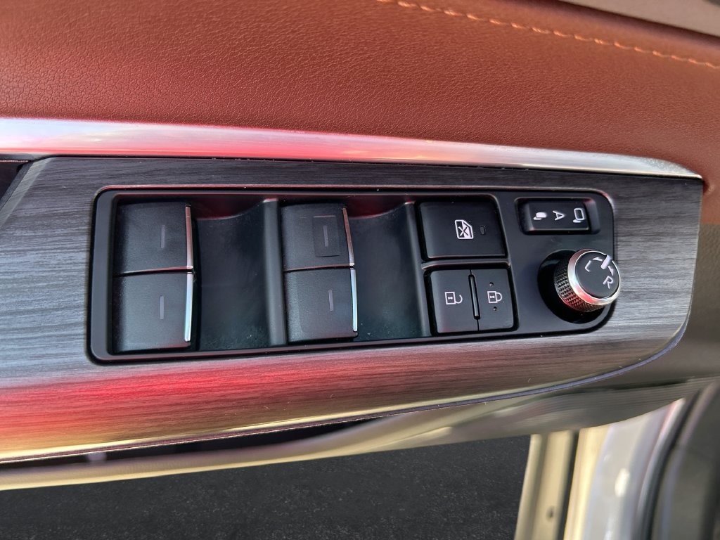 Used 2024 Toyota Venza Limited AWD/4WD image 14