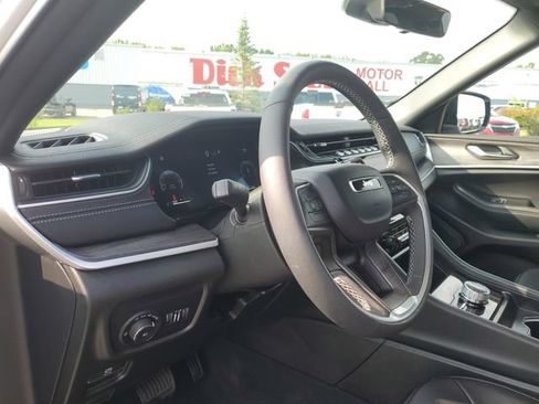 Used 2025 Jeep Grand Cherokee Limited w/ Black Appearance Package AWD/4WD image 12