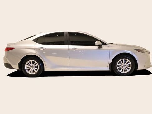 Used 2025 Toyota Camry LE w/ Convenience Package image 4
