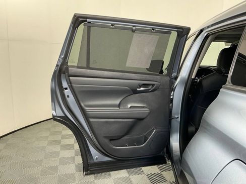 Used 2021 Toyota Highlander XLE AWD/4WD image 22