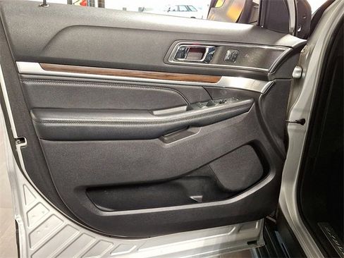 Used 2018 Ford Explorer Limited image 12