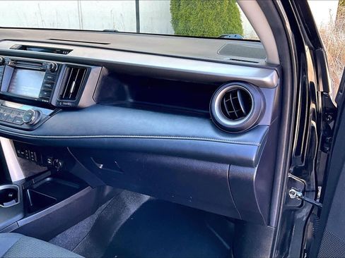 Used 2018 Toyota RAV4 XLE AWD/4WD image 19