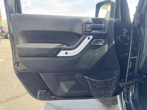 Used 2015 Jeep Wrangler Unlimited Sahara AWD/4WD image 12