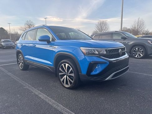 Used 2023 Volkswagen Taos SE w/ Panoramic Sunroof Package image 8