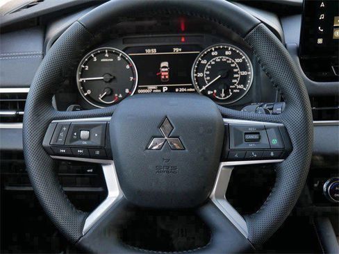 New 2025 Mitsubishi Outlander SE image 8