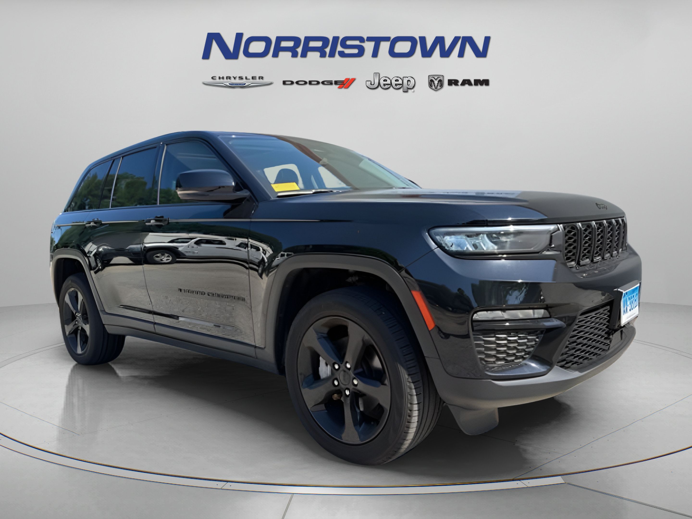 Certified 2023 Jeep Grand Cherokee Limited w/ Black Appearance Package AWD/4WD image 1