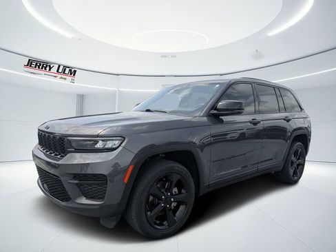 Used 2022 Jeep Grand Cherokee Altitude RWD image 7
