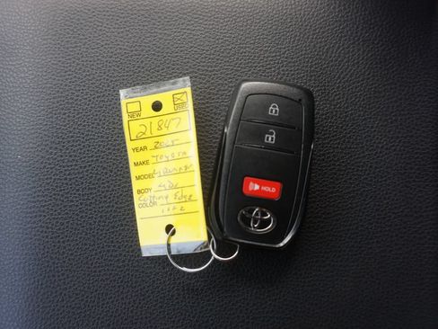 Used 2025 Toyota 4Runner SR5 AWD/4WD image 28
