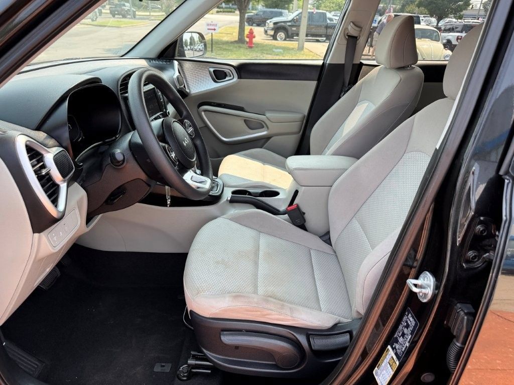 Used 2023 Kia Soul LX FWD image 12