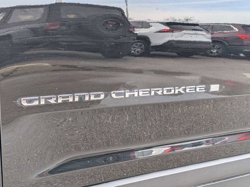 Used 2023 Jeep Grand Cherokee Laredo AWD/4WD image 12