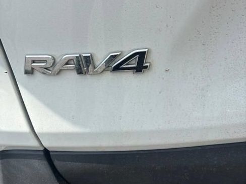 Used 2019 Toyota RAV4 XLE w/ Carpet Mat Package AWD/4WD image 5