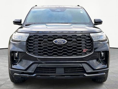 Used 2025 Ford Explorer ST image 3