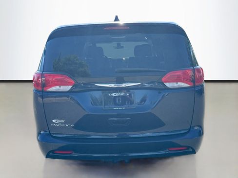 Used 2017 Chrysler Pacifica Touring FWD image 6
