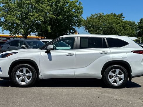 Used 2023 Toyota Highlander LE AWD/4WD image 7