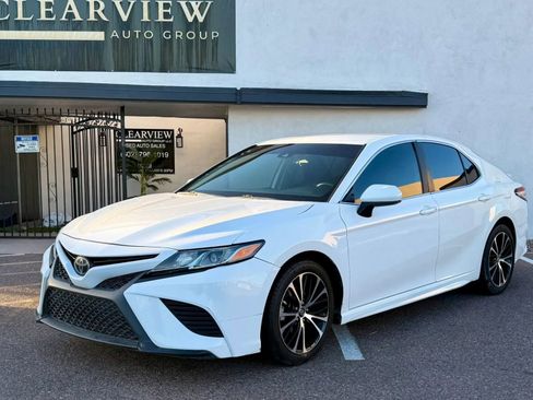 Used 2020 Toyota Camry SE FWD image 1